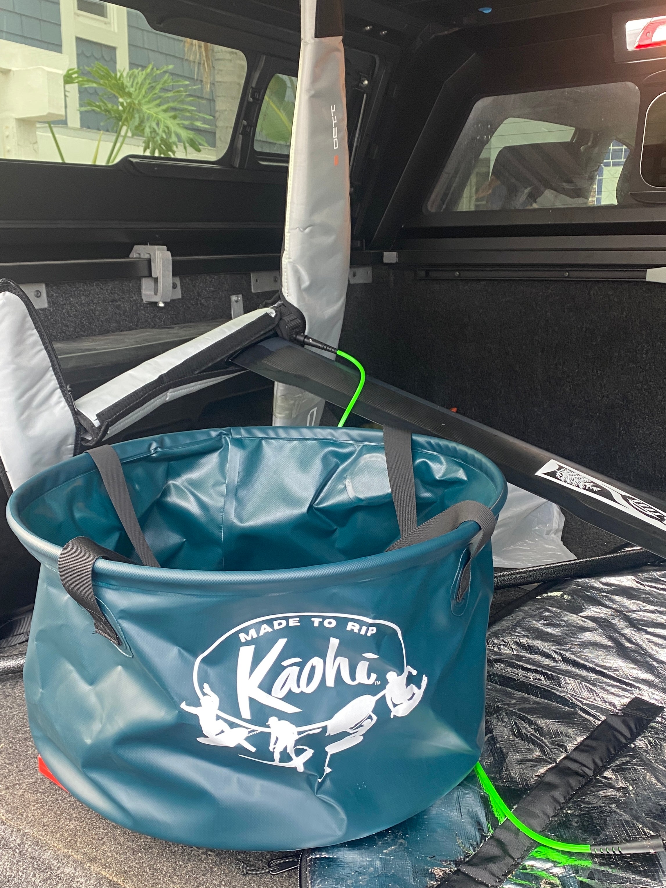 Kaohi deluxe changing bucket holds wetsuit, leash, booties, rash guard, towel, trunks, bikini, slippers, slippahs, ice, beer, sodas, 1 gallon water bottle, travel, Hawaii, California, Austrlalia, foil boarding, surfing, wing foil, downwind, sup surf,